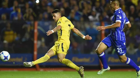 MARCA EL "7". Pavón desborda ante la defensa de Godoy Cruz en La Bombonera (Foto: Getty).