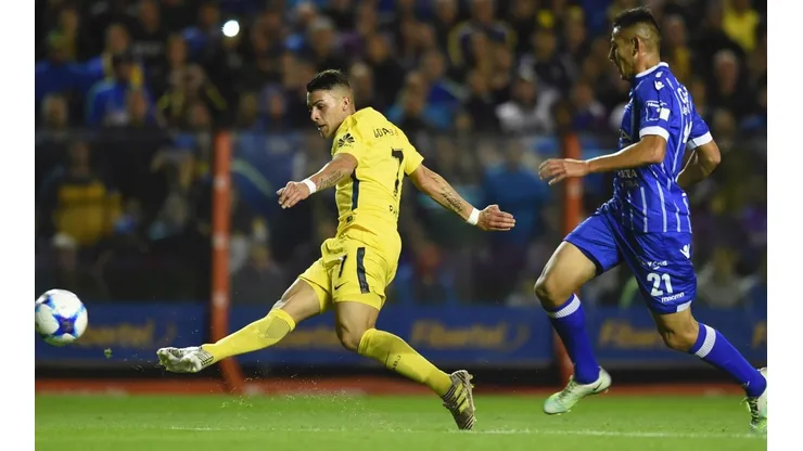 MARCA EL "7". Pavón desborda ante la defensa de Godoy Cruz en La Bombonera (Foto: Getty).