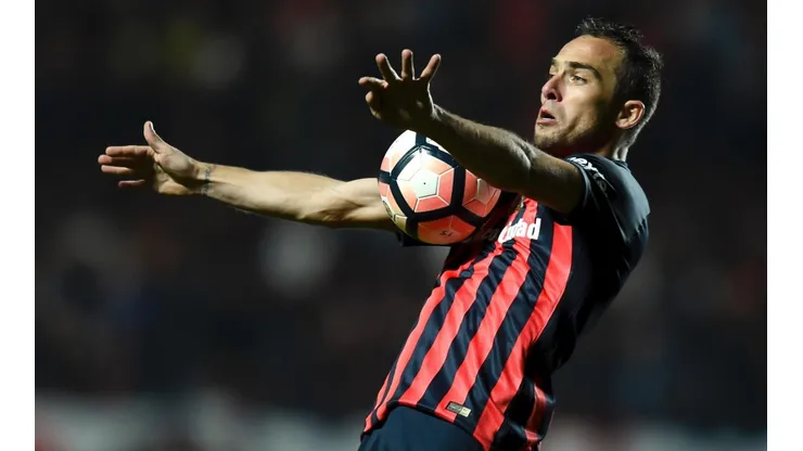 Belluschi con la camiseta de San Lorenzo.