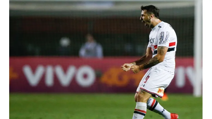 Lucas Pratto celebra un gol en Sao Paulo.