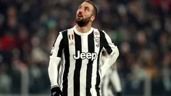 NO COMMENTS. Higuaín llegó cansado y prefirió no hablar con la prensa.