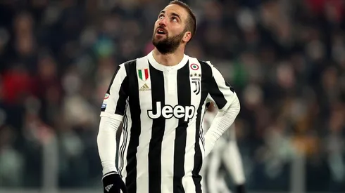 NO COMMENTS. Higuaín llegó cansado y prefirió no hablar con la prensa.