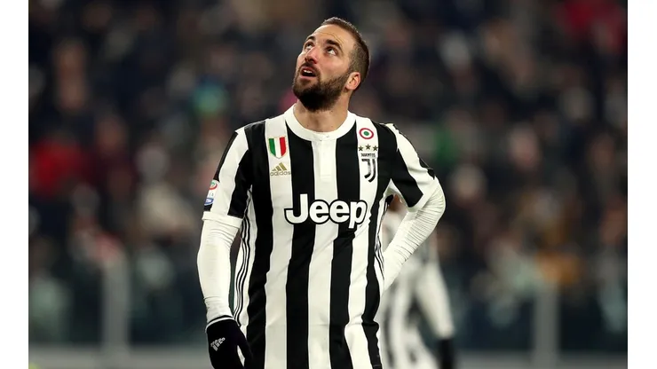 NO COMMENTS. Higuaín llegó cansado y prefirió no hablar con la prensa.