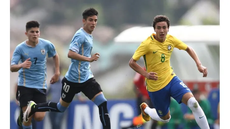 ¿OTRO MÁS? Bobsin lleva la pelota ante Uruguay durante el último Sudamericano