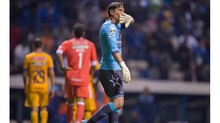 ¿DEBUT Y DESPEDIDA? Moisés Muñoz podría haber jugado su último partido como titular (Foto: Mexsport).