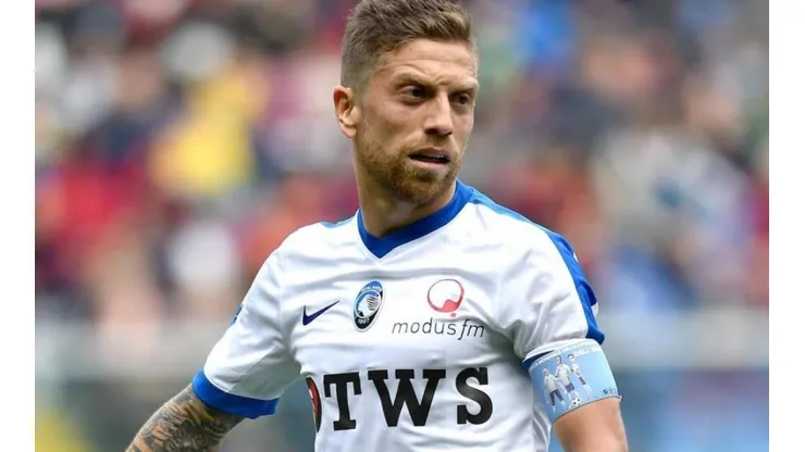 EL LOCO DE LAS CINTAS. El "Papu" Gómez siempre sorprende con un nuevo brazalete de capitán.