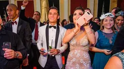 Coutinho de fiesta junto a su esposa.