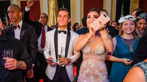 Coutinho de fiesta junto a su esposa.