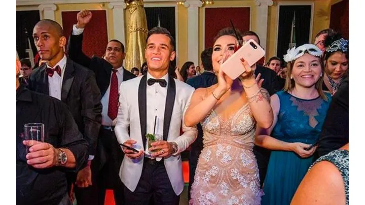 Coutinho de fiesta junto a su esposa.