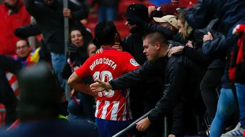 Diego Costa celebrando con el público.