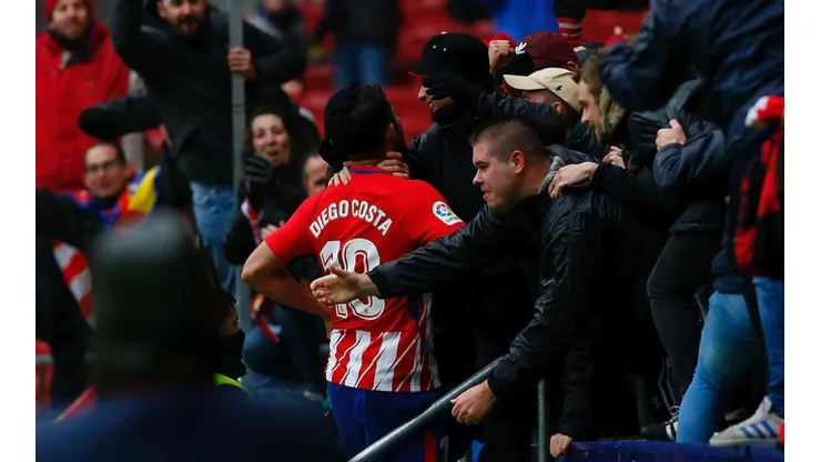 Diego Costa celebrando con el público.