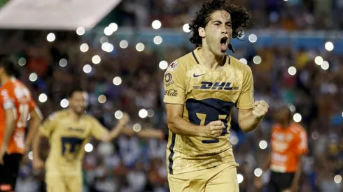 Matias Britos defendiendo la piel de Pumas.
