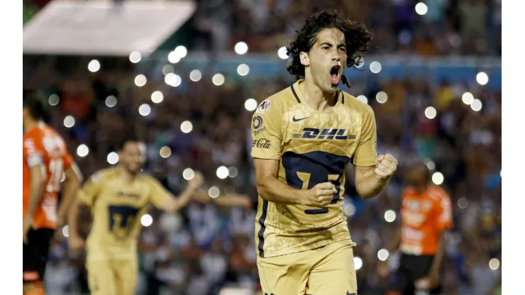 Matias Britos defendiendo la piel de Pumas.