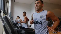 SONRISA DE OREJA A OREJA. Con Fabra de fondo, el "Apache" posó ante la prensa del club (Foto: Boca Jrs.).