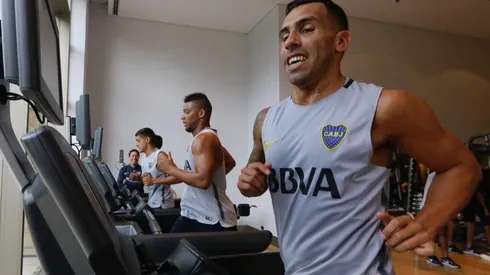 SONRISA DE OREJA A OREJA. Con Fabra de fondo, el "Apache" posó ante la prensa del club (Foto: Boca Jrs.).