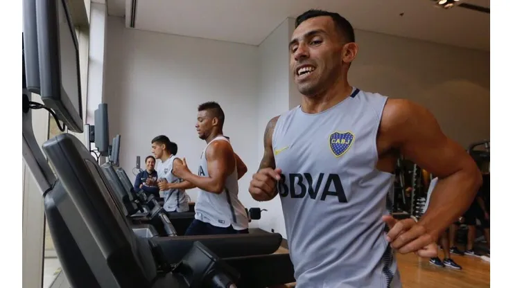 SONRISA DE OREJA A OREJA. Con Fabra de fondo, el "Apache" posó ante la prensa del club (Foto: Boca Jrs.).