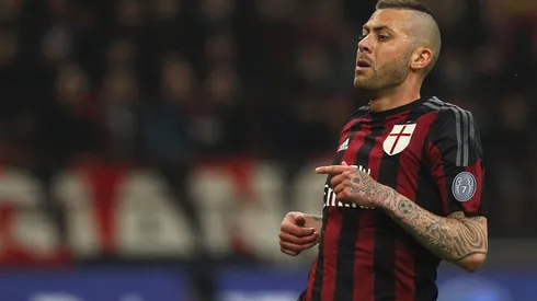 Ménez defendiendo la camiseta del Milan.
