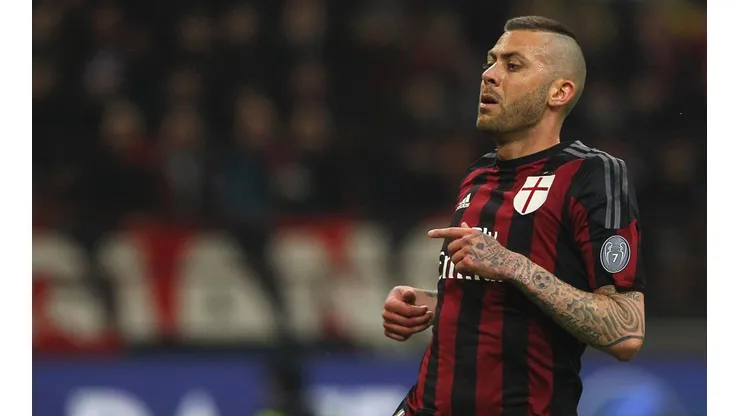 Ménez defendiendo la camiseta del Milan.