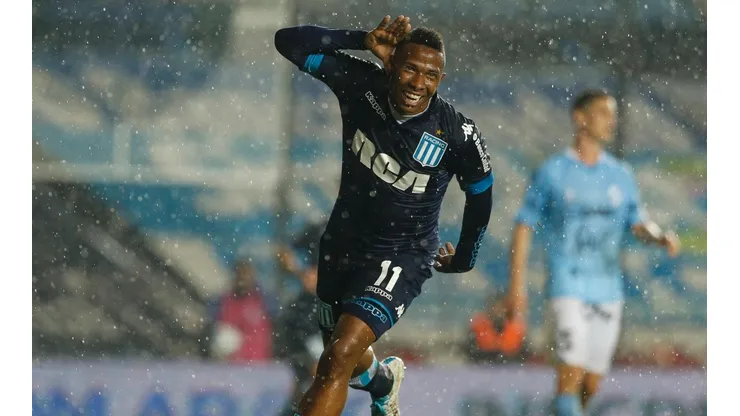 Ibargüen celebra un tanto en Racing.