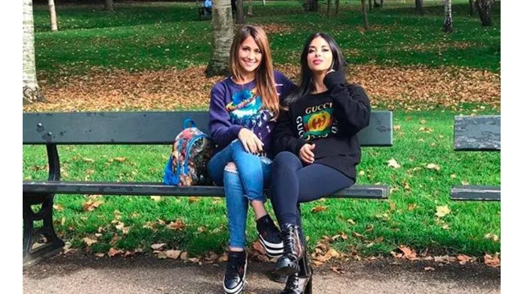 Antonella Roccuzzo junto a la novia de Fabregas.