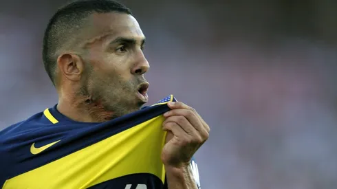BESO AL ESCUDO. Tevez regresó y ya volvió a subrayar su amor por el club