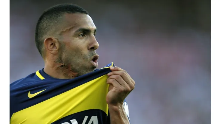 BESO AL ESCUDO. Tevez regresó y ya volvió a subrayar su amor por el club