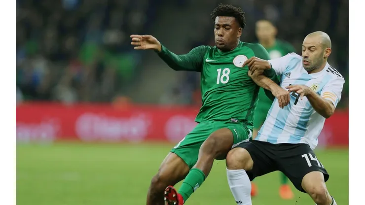 Mascherano en un duelo ante Nigeria.