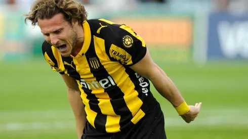 Diego Forlán con la camiseta de Peñarol.