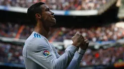 Cristiano Ronaldo, mirando a la afición Blanca.