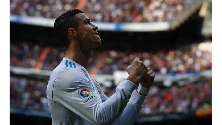 Cristiano Ronaldo, mirando a la afición Blanca.