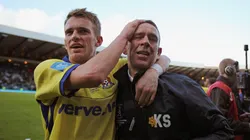 ¡ARRIBA, CRACK! Shiels (izquierda) tras ganar un partido con el Doncaster inglés.