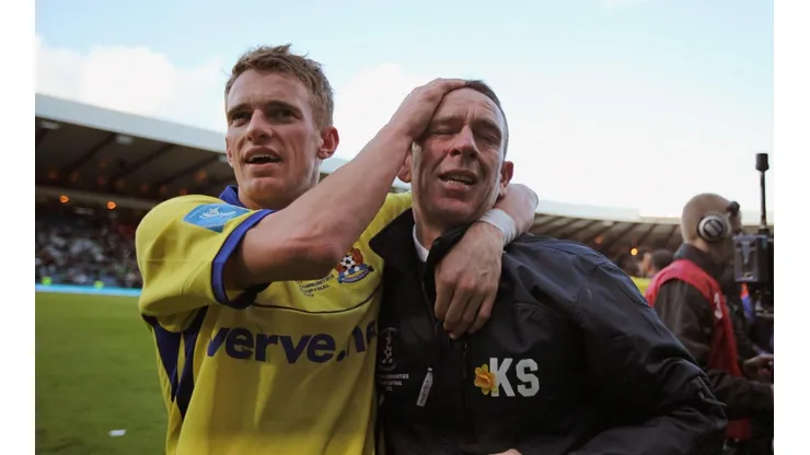 ¡ARRIBA, CRACK! Shiels (izquierda) tras ganar un partido con el Doncaster inglés.