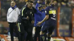 BAILA BOCA. Centurión y Benedetto en el pasado Boca-Independiente, donde el Xeneize goleó en La Bombonera.