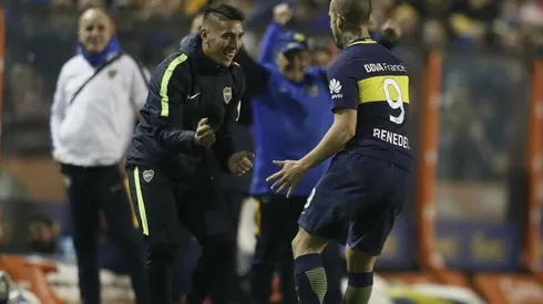BAILA BOCA. Centurión y Benedetto en el pasado Boca-Independiente, donde el Xeneize goleó en La Bombonera.