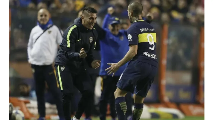 BAILA BOCA. Centurión y Benedetto en el pasado Boca-Independiente, donde el Xeneize goleó en La Bombonera.