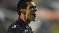 José Sand con la camiseta de Lanús.