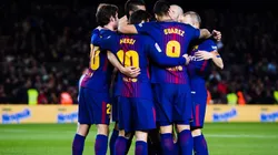 SIN LOS MAGOS. Messi, Suárez e Iniesta abrazan a todo el equipo tras un gol contra el Depor (Foto: Getty).
