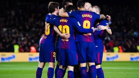SIN LOS MAGOS. Messi, Suárez e Iniesta abrazan a todo el equipo tras un gol contra el Depor (Foto: Getty).