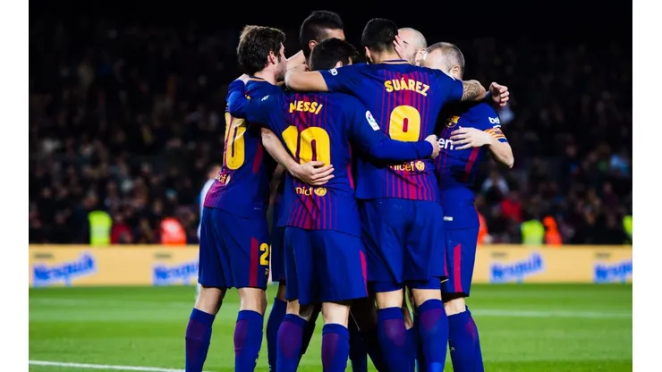 SIN LOS MAGOS. Messi, Suárez e Iniesta abrazan a todo el equipo tras un gol contra el Depor (Foto: Getty).