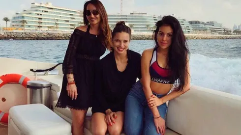Georgina junto a sus amigas