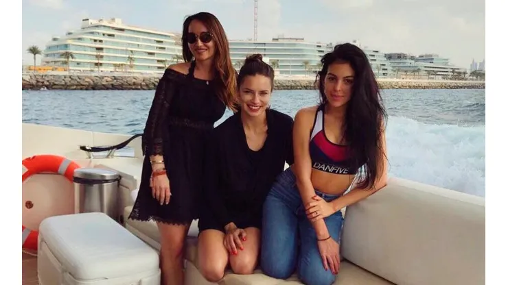 Georgina junto a sus amigas