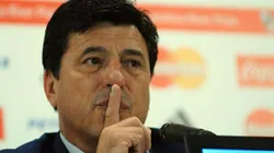Passarella brindando una conferencia de prensa como presidente de River.