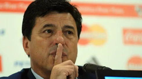 Passarella brindando una conferencia de prensa como presidente de River.