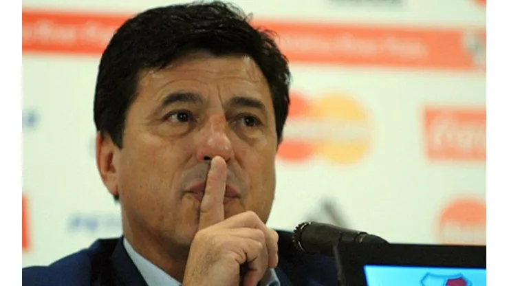 Passarella brindando una conferencia de prensa como presidente de River.