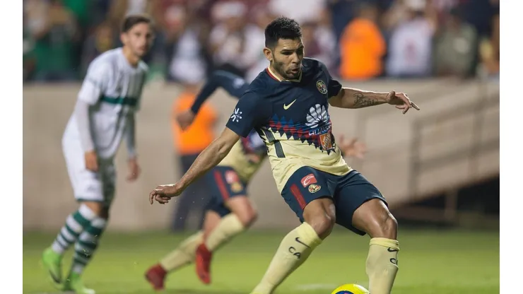 Silvio Romero con la piel de Águila.