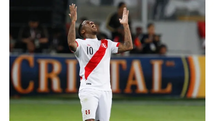 Farfán podría ser una de las bombas del mercado de pases.