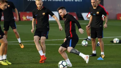 EL MAESTRO. Messi controla y pasa ante la mirada de sus compañeros en el entrenamiento.