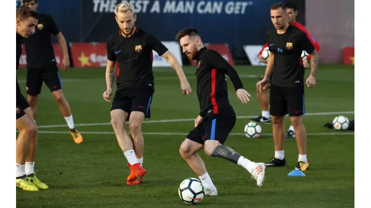 EL MAESTRO. Messi controla y pasa ante la mirada de sus compañeros en el entrenamiento.