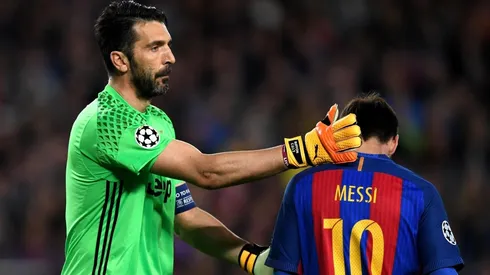 ¿SE OLVIDÓ? Buffon consuela a Messi después de la eliminación del Barcelona en la última Champions. El arquero no colocó al argentino entre los "goleadores innatos".