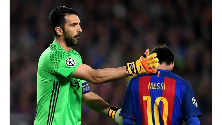 ¿SE OLVIDÓ? Buffon consuela a Messi después de la eliminación del Barcelona en la última Champions. El arquero no colocó al argentino entre los "goleadores innatos".